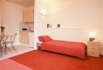 Studio room with standard double bed in self catering room at London House